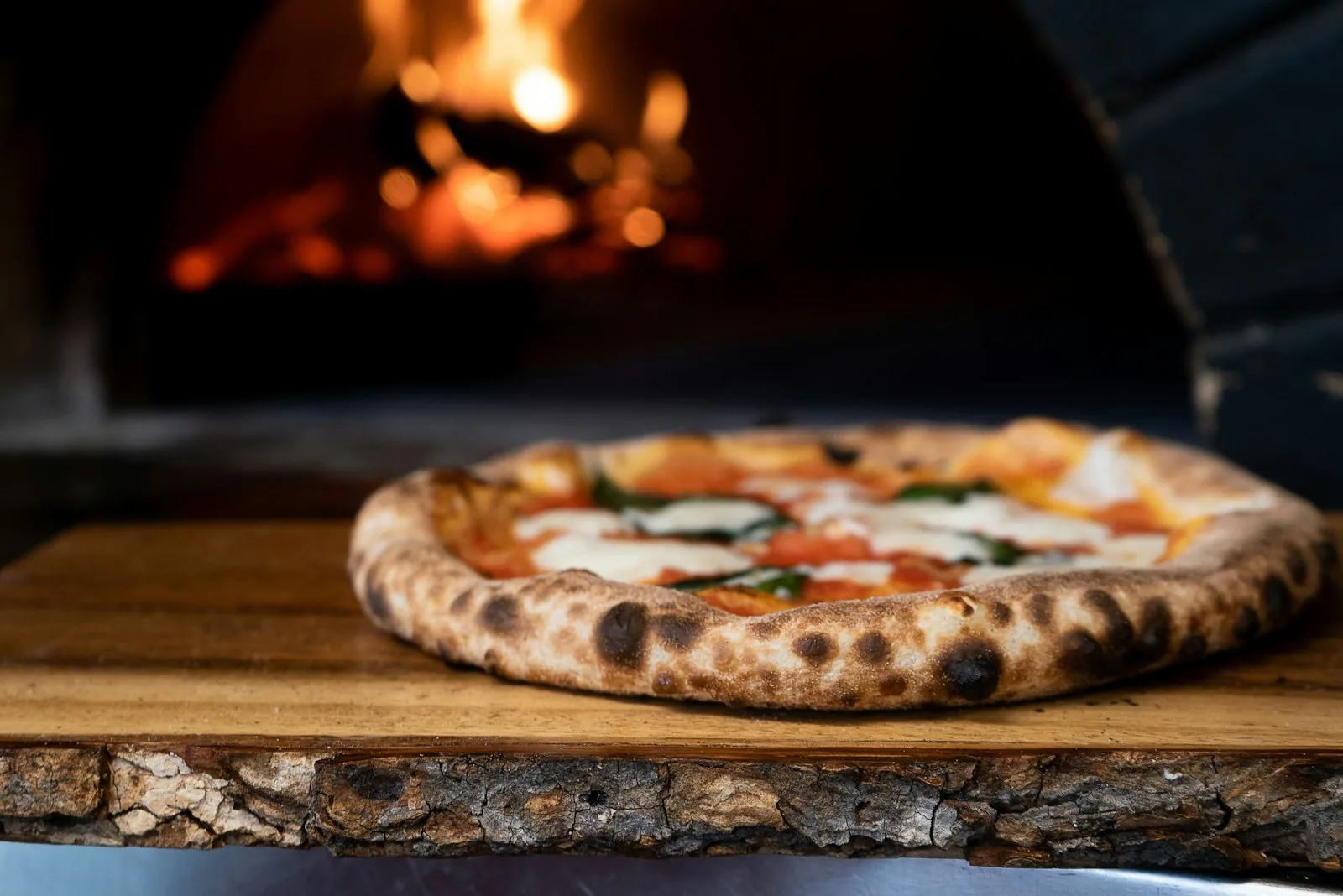 Pizza margherita davanti al forno acceso